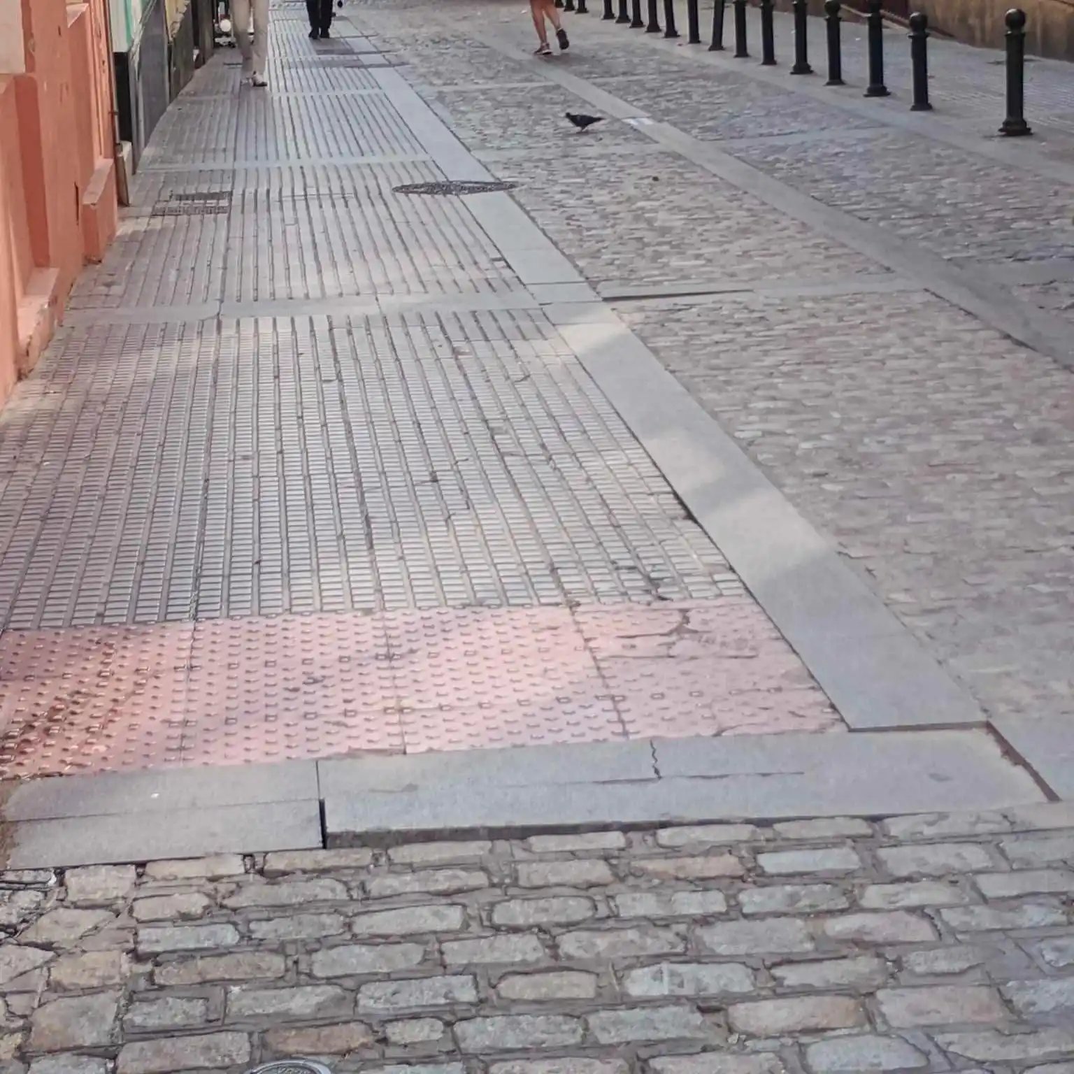 Image from Cádiz Abandonada: ⚠️ PRECAUCIÓN ⚠️ | Un colaborador denuncia la rotura y levantamiento d...