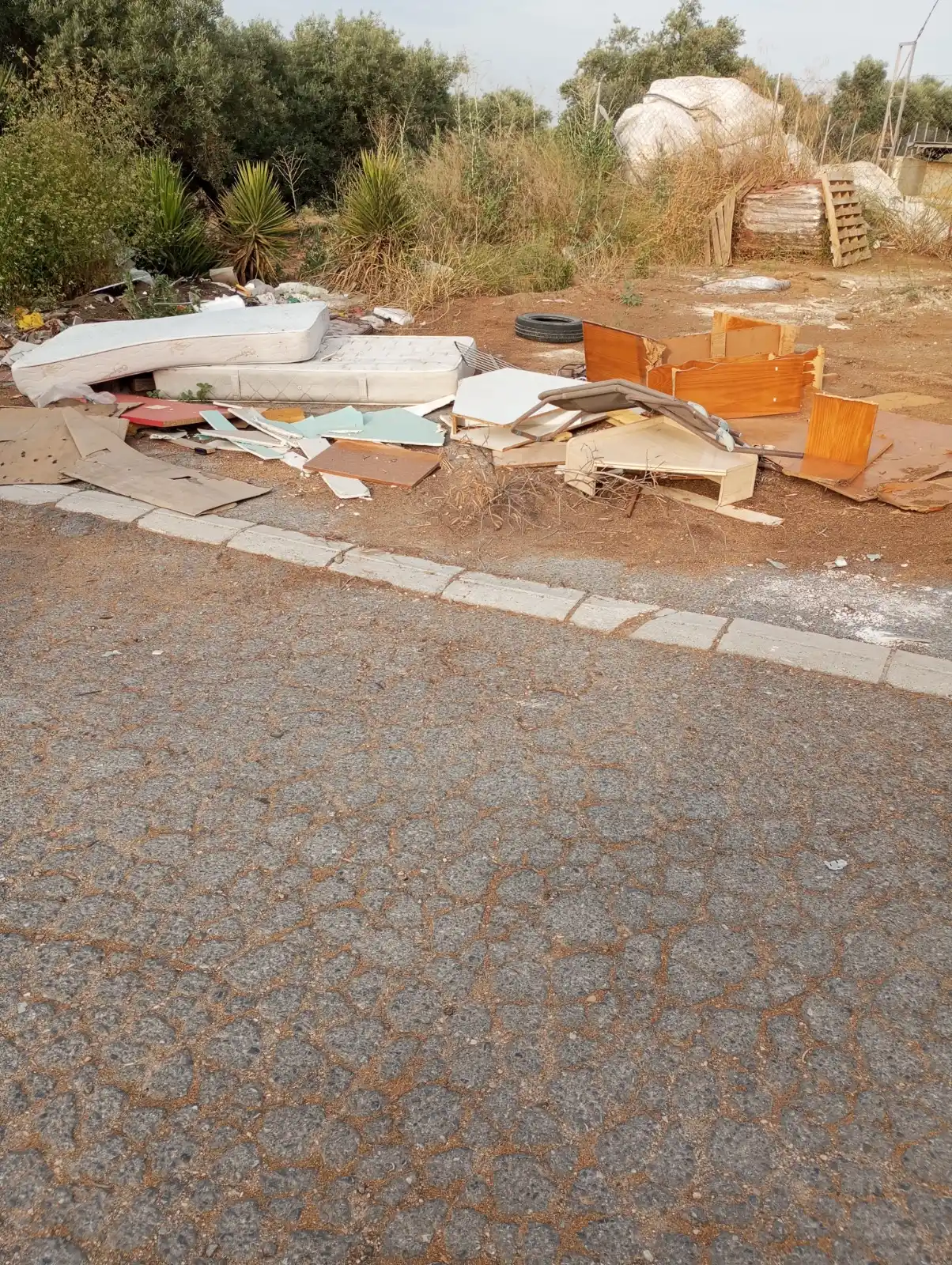 Image from Ayuntamiento de Encinas Reales: 🚫Tirar basuras o enseres en la calle NO está permitido.  🗑️Sofás, co...