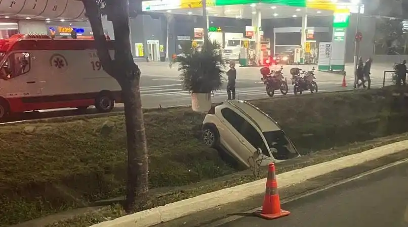 Image from Vale 360 News: *URGENTE* *CARRO CAI EM CÓRREGO NA AVENIDA BRASIL EM CAÇAPAVA* https...