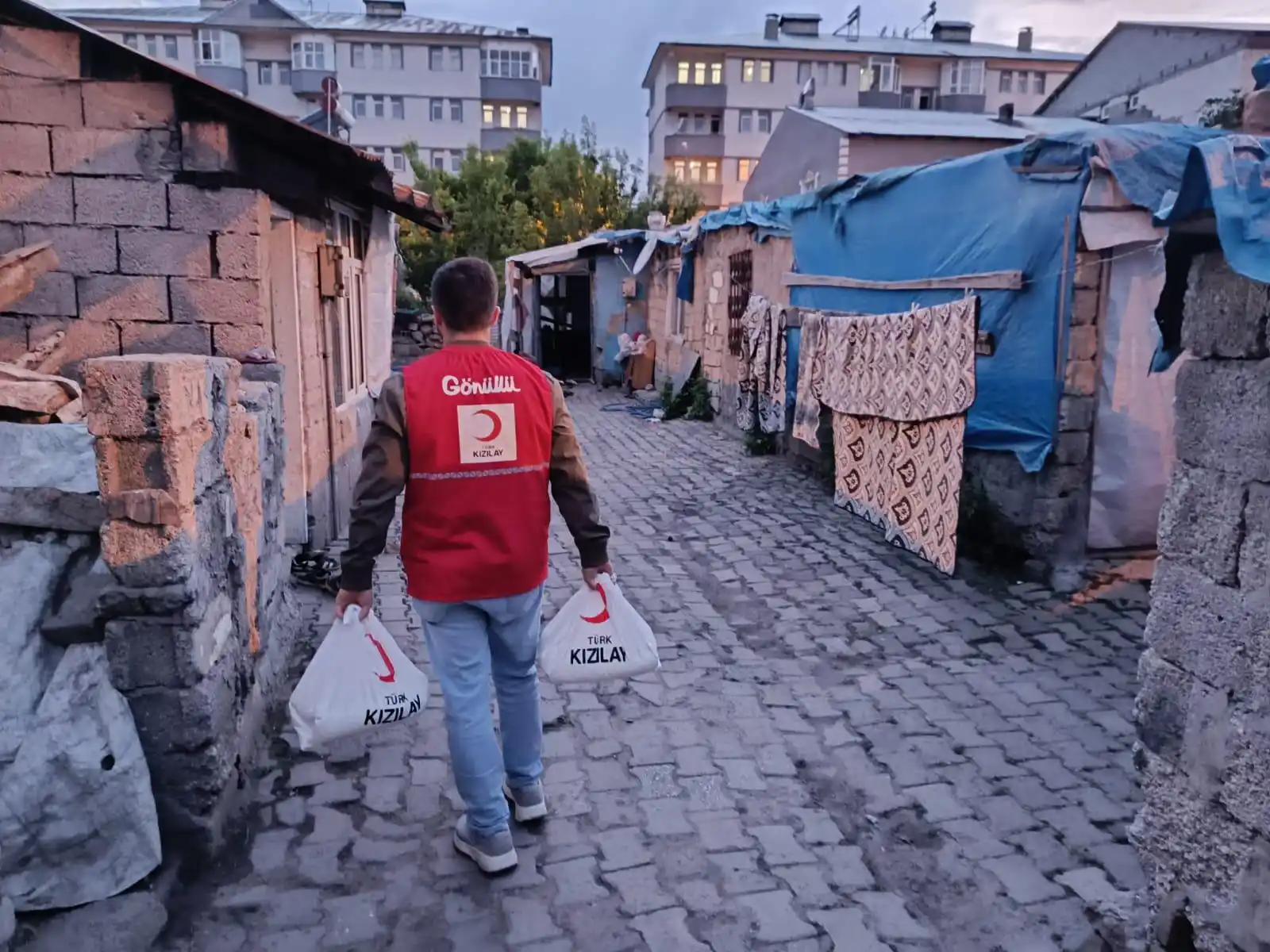 Image from Kızılay: Bir kapı çalıyoruz… Belki eski bir ev, belki çatısı naylonla örtülmüş ...