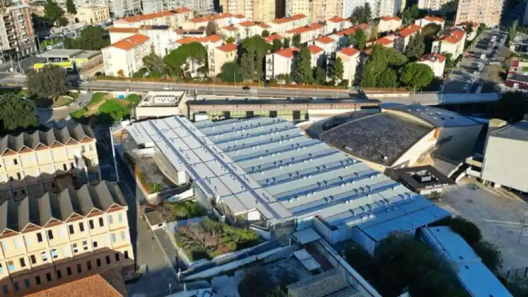 Image from Cagliaripad.it: *Cagliari, schermato il tetto del mercato provvisorio contro il grande...
