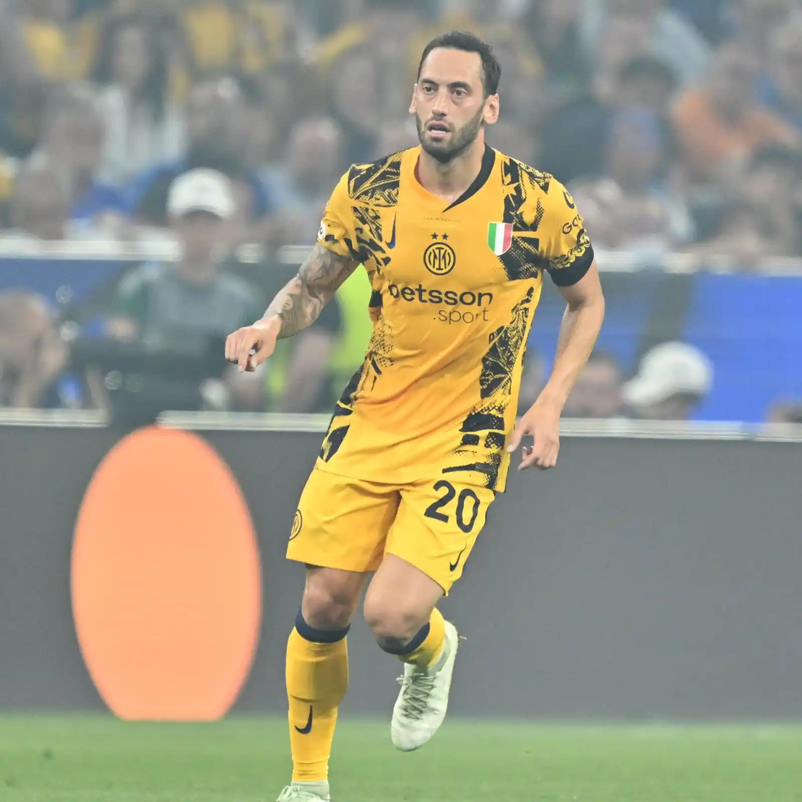 Image from Mackolik: Hakan Çalhanoğlu için henüz bir resmi teklif sunmayan Galatasaray, bu ...
