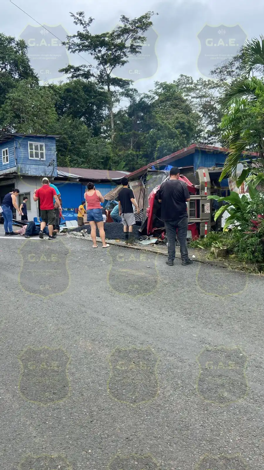 Image from Reportes Emergencias CR y novedades en Rutas Nacionales: San Carlos, Monterrey, contiguo a La Pollera.  Vagoneta cargada de asf...