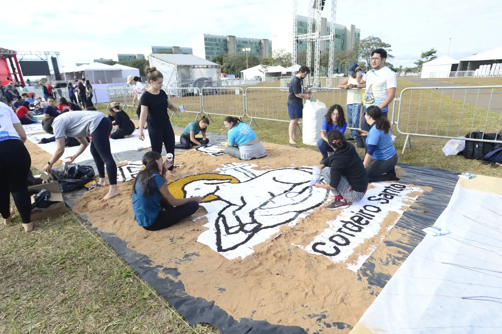 Image from Correio Braziliense: ✝️ Tapete de Corpus Christi é montado no gramado da Esplanada dos Mini...