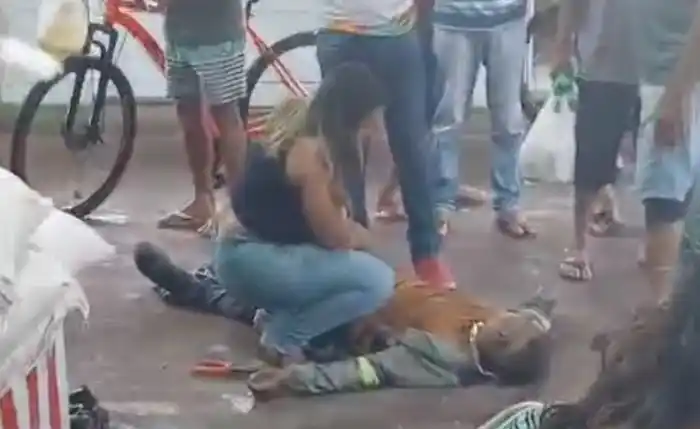 Image from Jornal Extra Alagoas: *Trabalhador cai de telhado no Mercado Público de Marechal Deodoro* P...