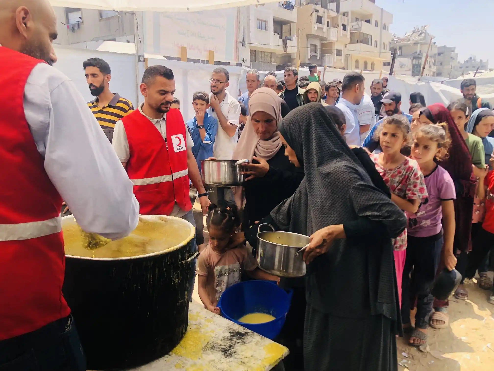 Image from Kızılay: Tüm imkânsızlıklara rağmen, sofralar kurulmaya devam ediyor… 🍲🇵🇸 G...