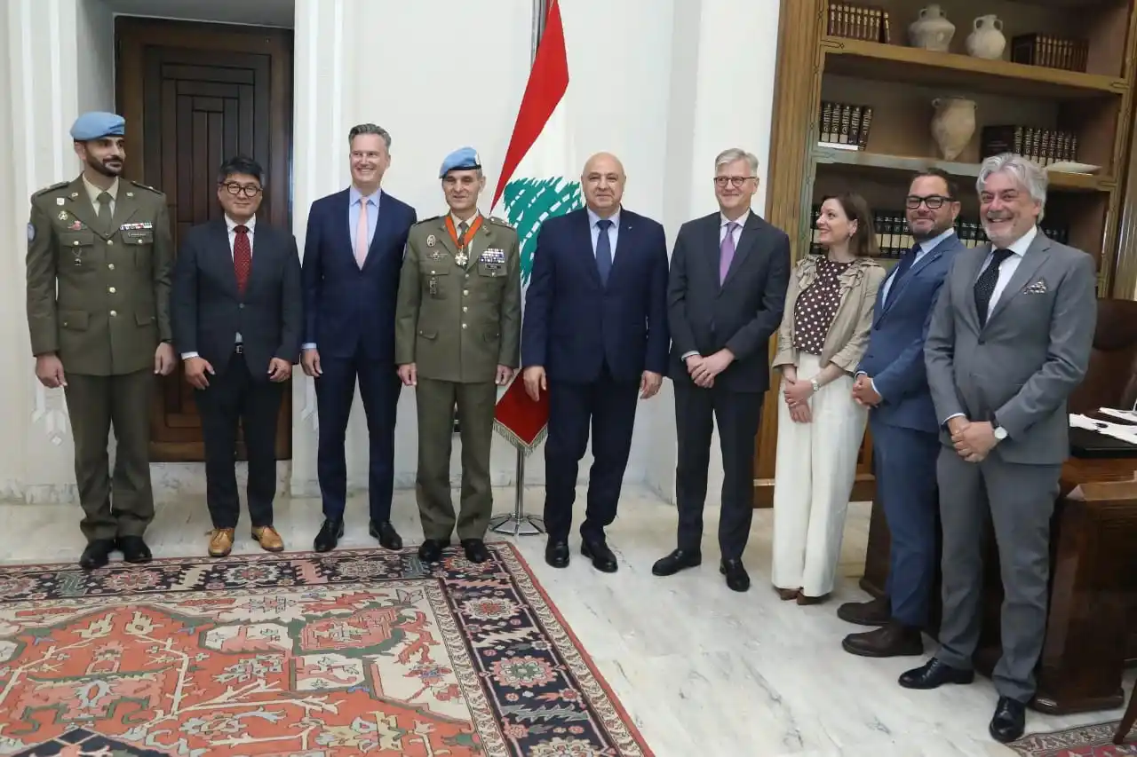 Image from ZAHLE ARZ LEBNEN للأخبار: الرئيس عون منح قائد "اليونيفيل" الجنرال Aroldo Lázaro وسام الأرز الوطن...