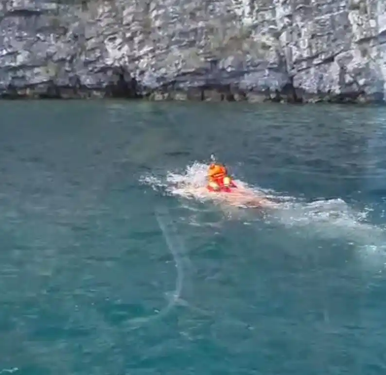 Image from GUARDIA COSTIERA LAGO DI GARDA 🇮🇹: CADE DALLA SCOGLIERA DELLA GARDESANA RECUPERATO DALLA GUARDIA COSTIERA...