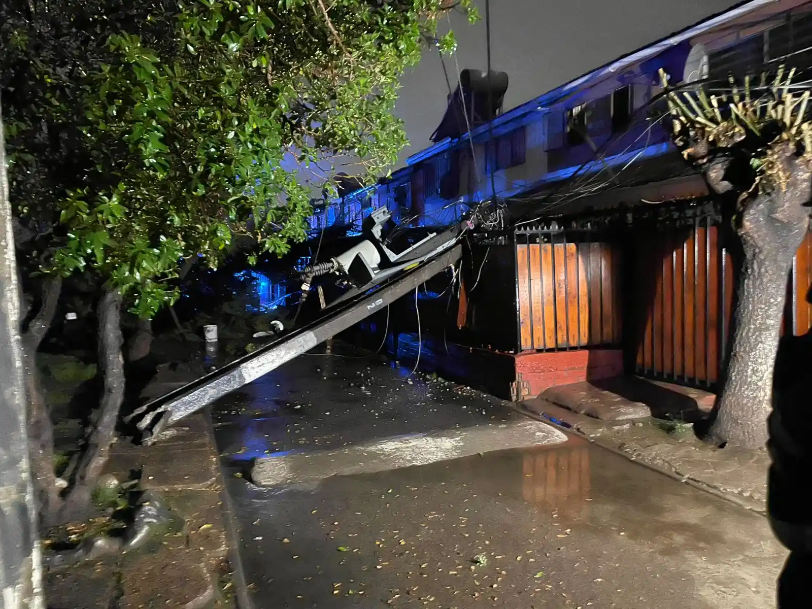 Image from Quillayino: Caida de poste en Pasaje El Albero, Villa Campo Hermoso, <a class="tex...