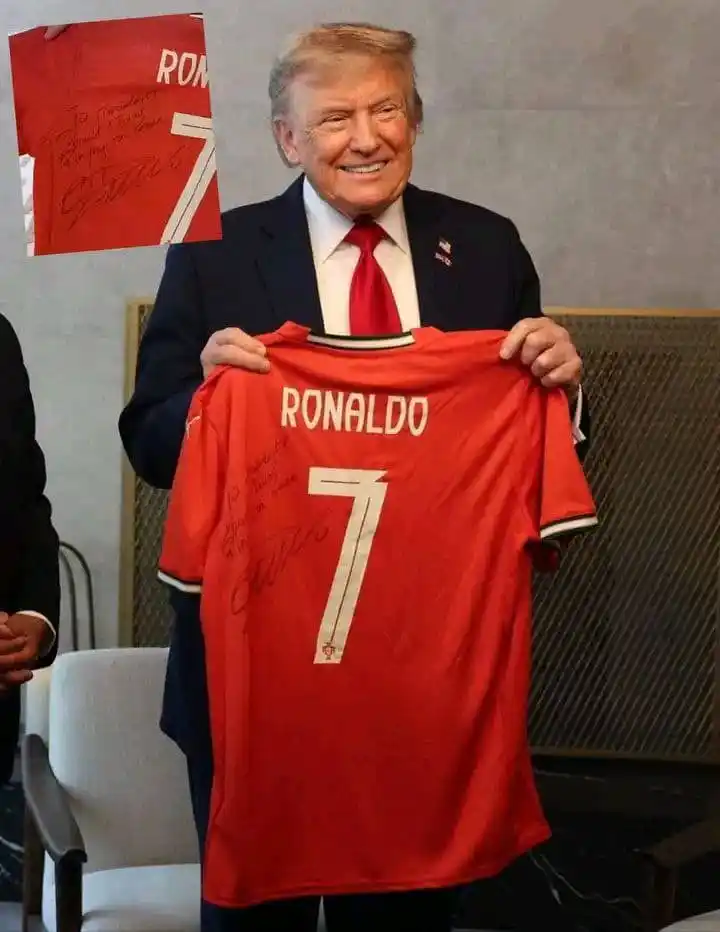 Image from Ric News🧾: 🚨 Cristiano Ronaldo a personnellement envoyé un maillot dédicacé au p...