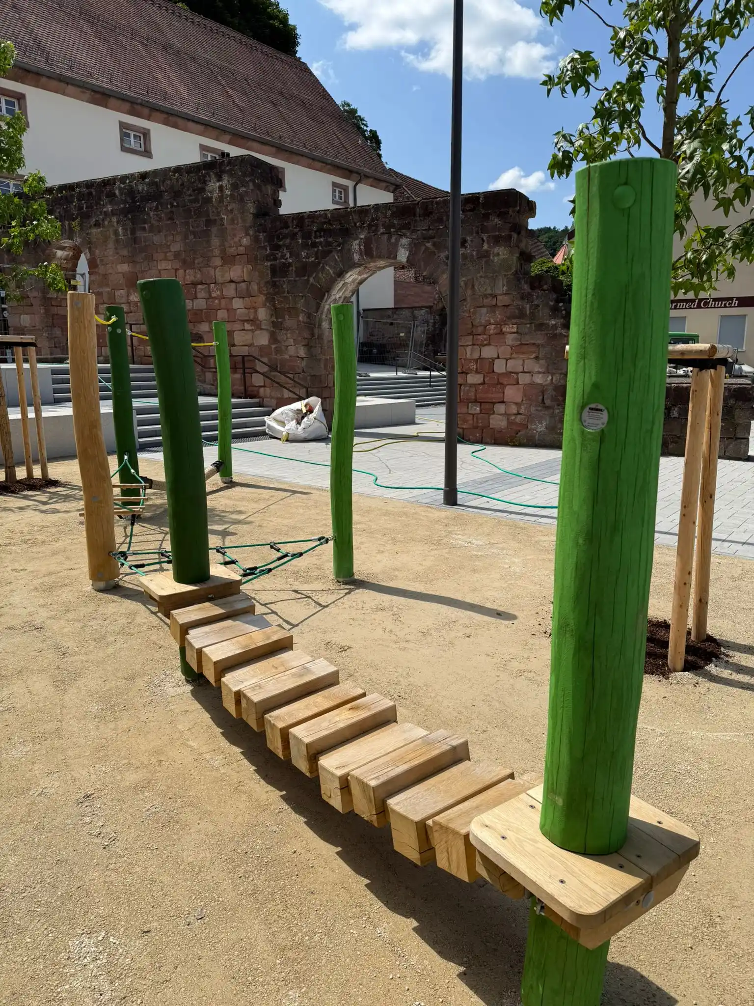 Image from Sickingenstadt Landstuhl - Infos vom Stadtbürgermeister und seinem Team: Der Balancierparcours auf dem Martin-Butzer-Platz ist installiert 🤸♂...