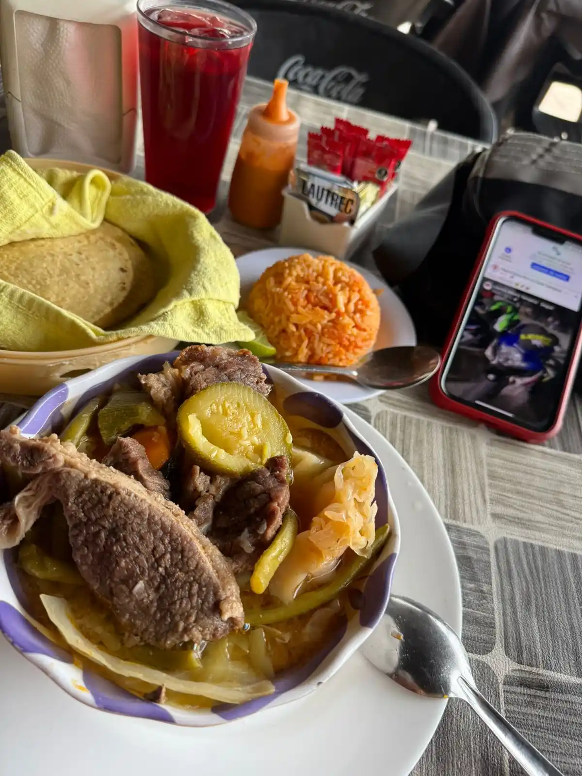 Image from Reporteros En La Zona🚨🎥📡📸: Espérenme tantito, me voy a echar un caldito de res porque ya me andab...