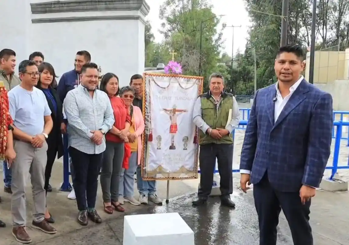 Image from Balance Diario: Histórica la colocación de arco floral en el Puente de México previo a...