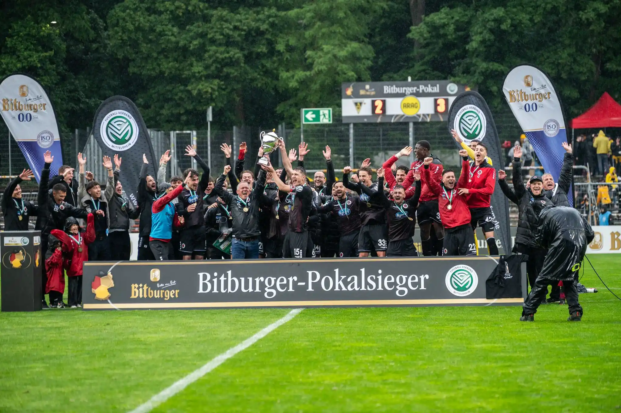 Image from FC Viktoria Köln 1904: 𝑰𝑴𝑴𝑬𝑹. 𝑨𝑳𝑳𝑬. 𝒁𝑼𝑺𝑨𝑴𝑴𝑬𝑵. 🔴⚫️ _____ <a class="text-blue...