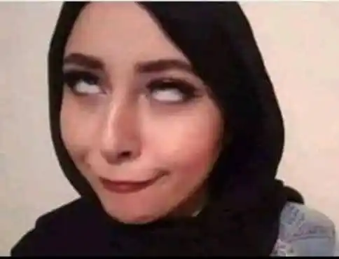 Image from نكت ملصقات منوعه😅🙈 صور فديوهات اخبار حب الله قران الحدث حزن حالات خلفيات بنات تحفيز ستوريات العاب سك: لامريضـه ولا فيها اعصاب ولا فيها جني ‏بس سألوها أنتي مخطوبه وقالت ايوه...