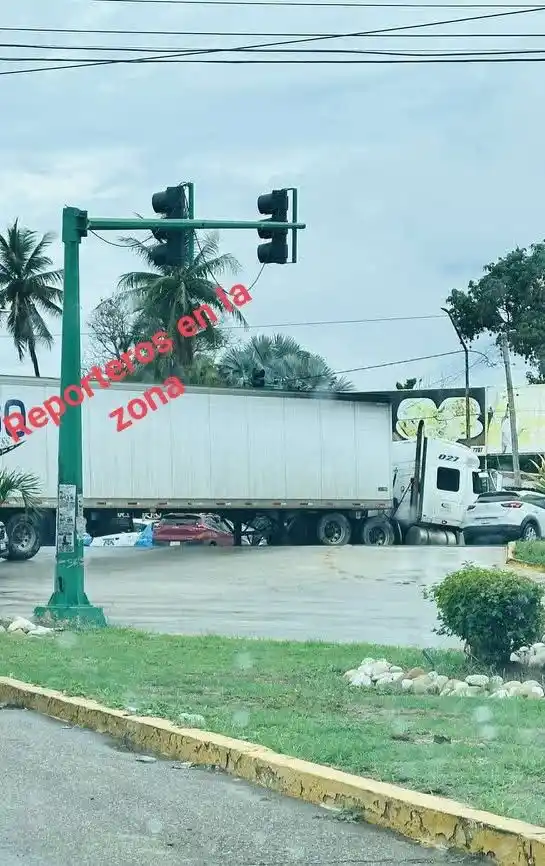 Image from Reporteros En La Zona🚨🎥📡📸: 🚧Se atoró un trailer en el Crucero Miramar🚧...