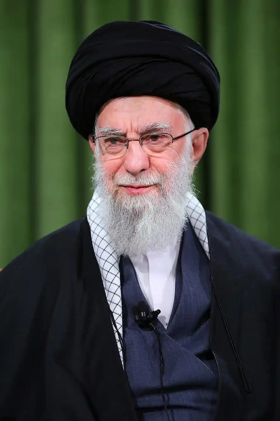 Image from دارالافتاء،دیوبند: *ایران کے رہبرِ اعلیٰ آیت اللہ علی خامنہ ای کون ہیں ؟*   آیت اللہ خامن...