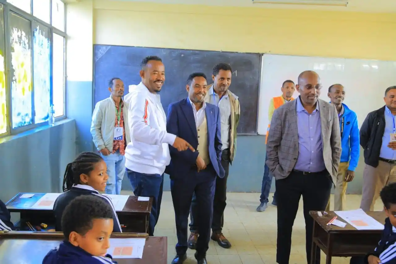 Image from Addis Ababa Education Bureau: በቂርቆስ ክፍለ ከተማ የ2017 የትምህርት ዘመን የ6ኛ ክፍል ከተማ አቀፍ ፈተና በመሰጠት ላይ ይገኛል።  (ሰኔ...