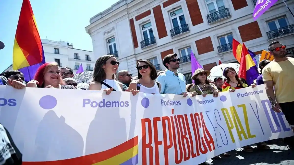 Image from Unix Noticias - Canal Oficial: *👏 España se alza contra la monarquía: Marcha Republicana recorre Mad...