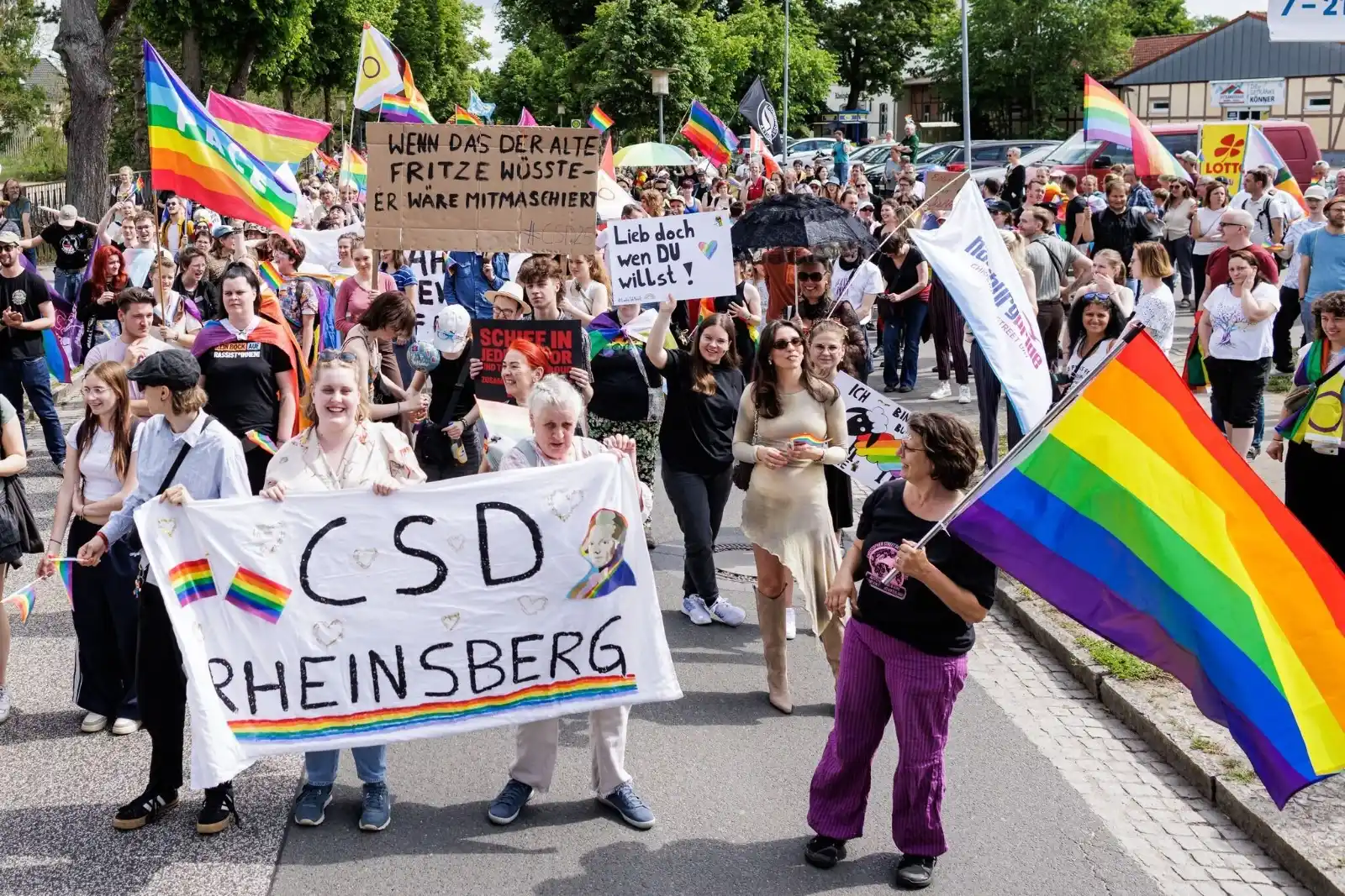Image from Rheinische Post: Hallo zusammen! In Gelsenkirchen wurde der CSD wegen einer Bedrohungsl...