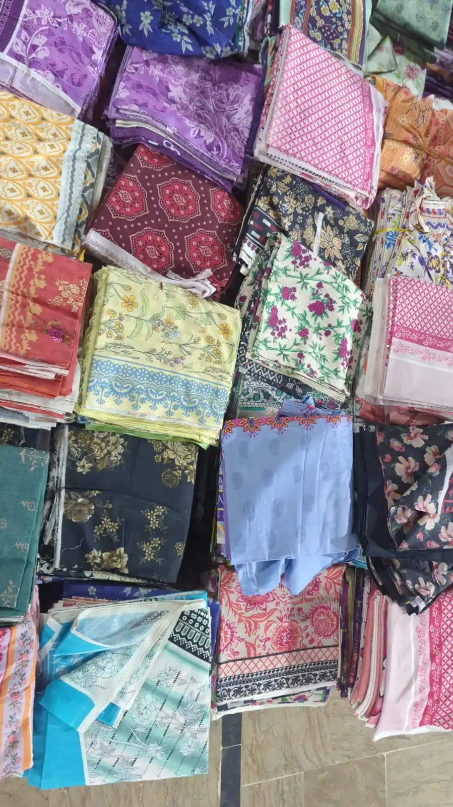 Image from POONA'S COLLECTION CHANNEL: *NEW SALE 🥵🔥* *LAWN KE 3 PIECE MIX BRAND* *2500 KE 2 SUIT*🫣 *NO ...