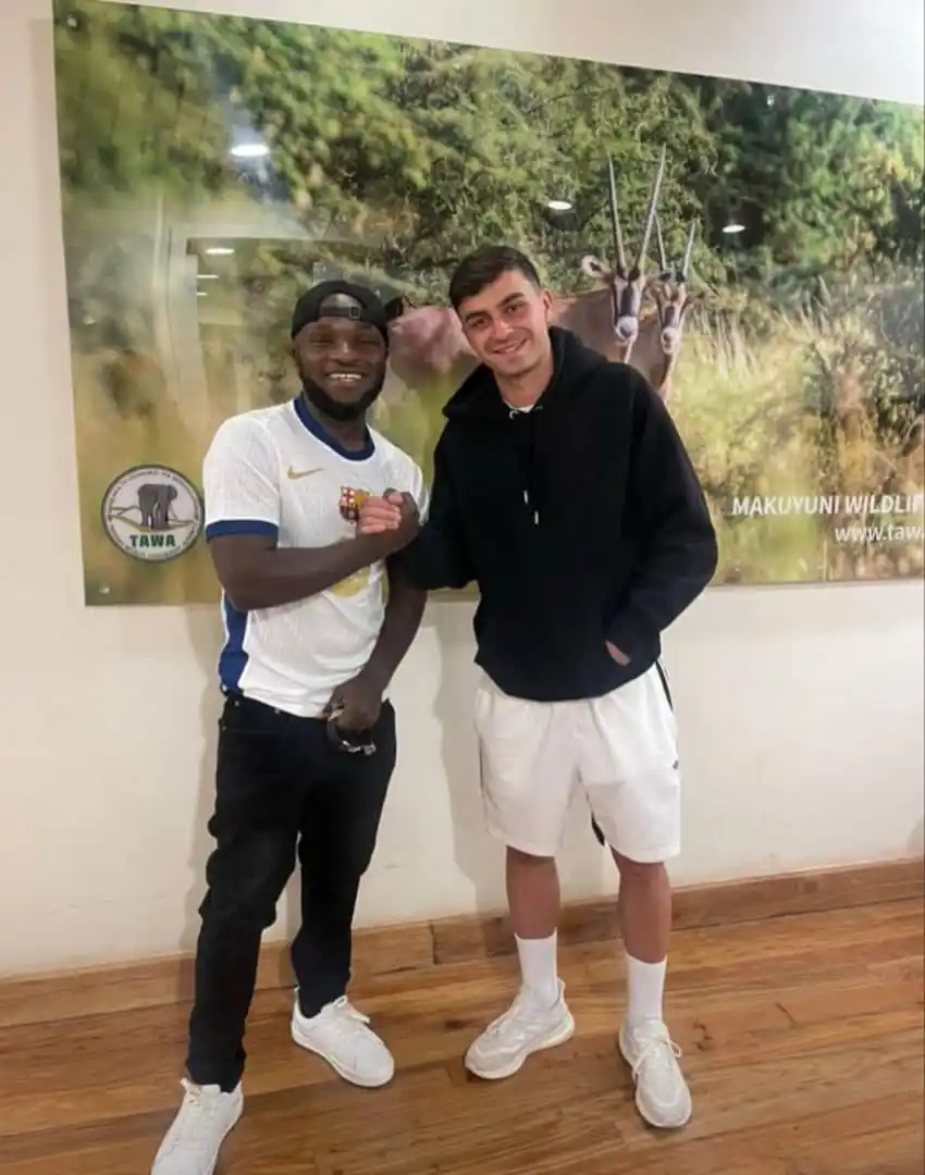 Image from FC Barcelone 💙❤️ Temple 🏛️: Pedri avec un fan en Tanzanie 😎...