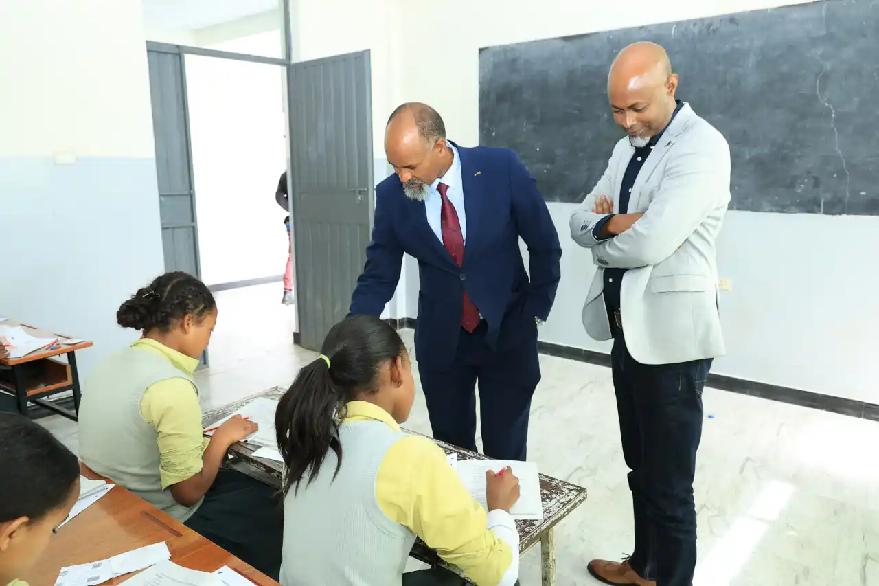 Image from Addis Ababa Education Bureau: የአዲስ አበባ ከተማ አስተዳደር ትምህርት ቢሮ ኃላፊ ዶክተር ዘላለም ሙላቱ የሶሰተኛ ቀን የፈተና አሰጣጥን በህዝ...