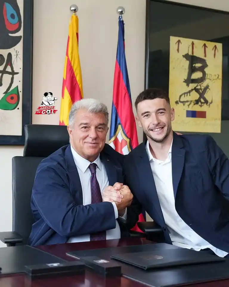 Image from 🏆⚽️ ABRAZO DE GOL 2025 ⚽️🏆: 🚨 Oficial | Joan García firmó su contrato como nuevo portero del FC B...