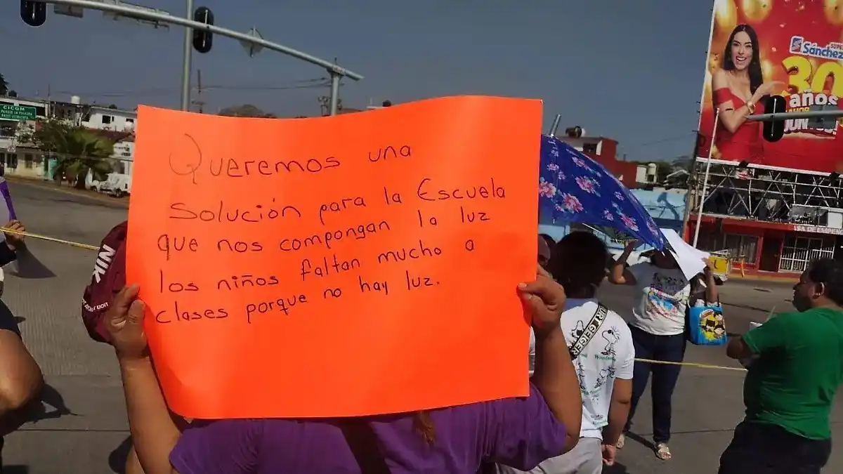 Image from El Heraldo de Tabasco 📰: 🗣 *Bloqueo en Villahermosa por falta de luz y agua en primaria de Gav...