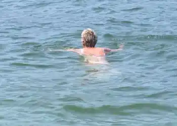Image from EspansioneTV NEWS: *“Como beach”, un’altra giornata di caldo e bagni vietati al Tempio Vo...