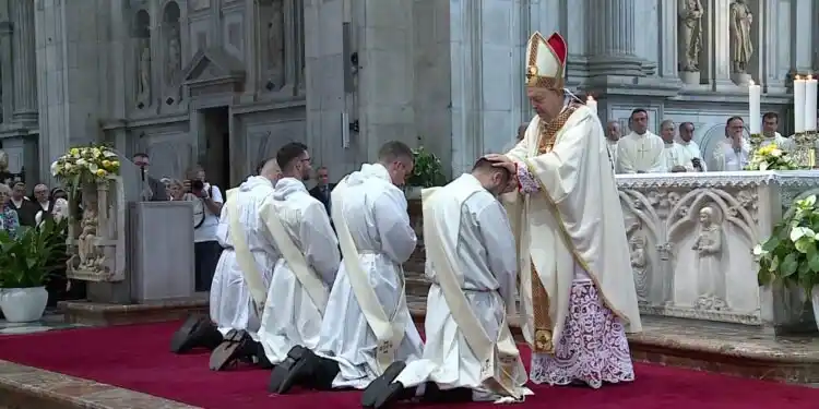 Image from EspansioneTV NEWS: *Como, ordinati quattro nuovi sacerdoti: la celebrazione presieduta da...