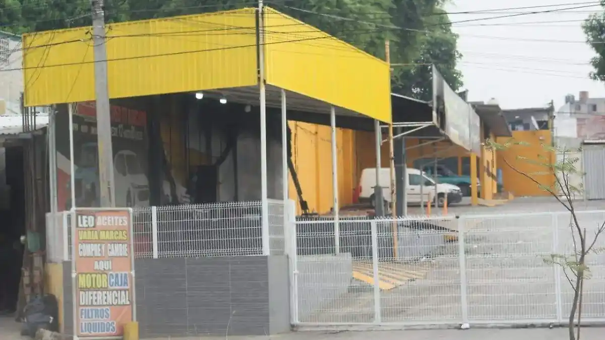 Image from El Heraldo de Tabasco 📰: 🗣 *Desmantelan tianguis Pellicer Motors tras ataque vandálico* 👉http...