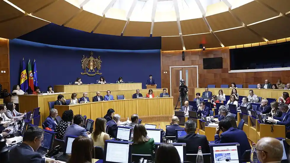 Image from DIÁRIO Madeira: 🔍 FACT CHECK: *Os apartes insultuosos são comuns no Parlamento da Mad...