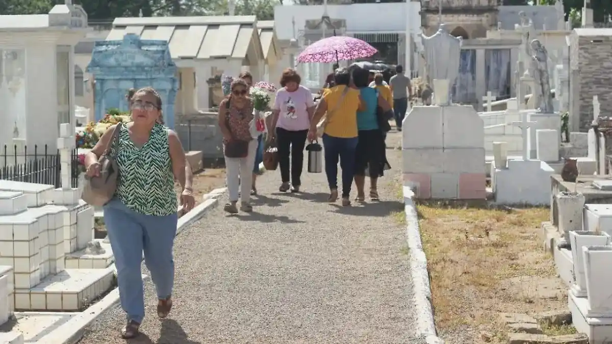 Image from El Heraldo de Tabasco 📰: *🗣Flores, rezos y recuerdos: así celebran los tabasqueños a sus padre...