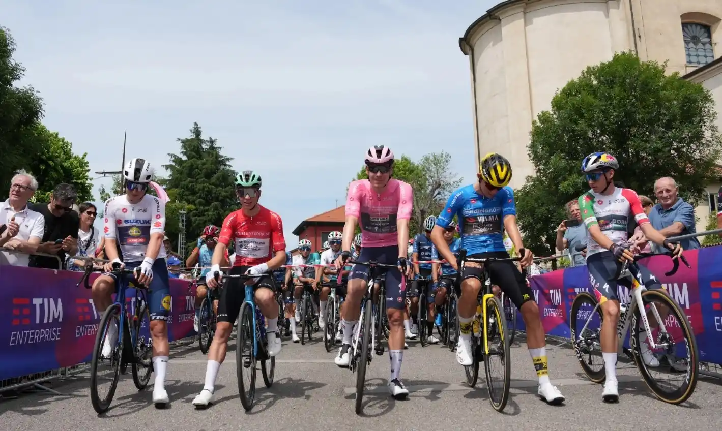 Image from EspansioneTV NEWS: *Giro Next Gen, stamattina la partenza da Albese con Cassano* _Arrivo ...