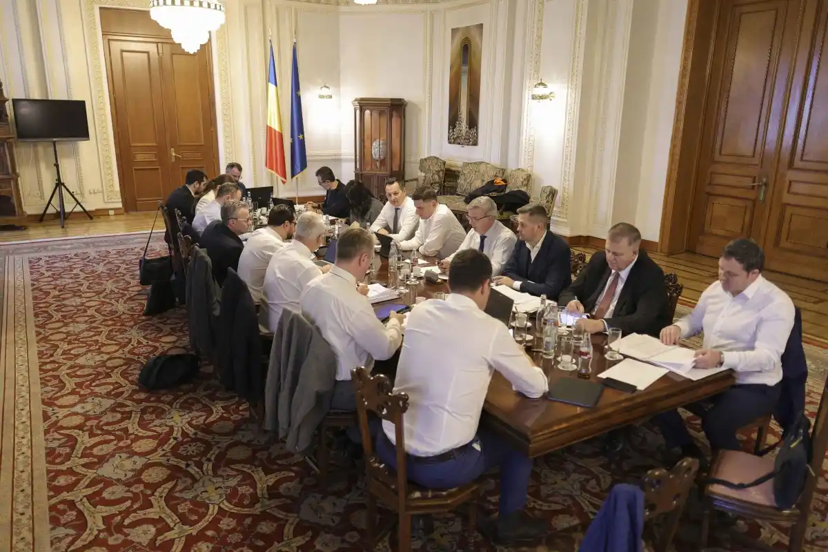 Image from stiripesurse.ro: Guvernul Bolojan prinde contur: Portofolii 'pierdute' de PSD și PNL la...