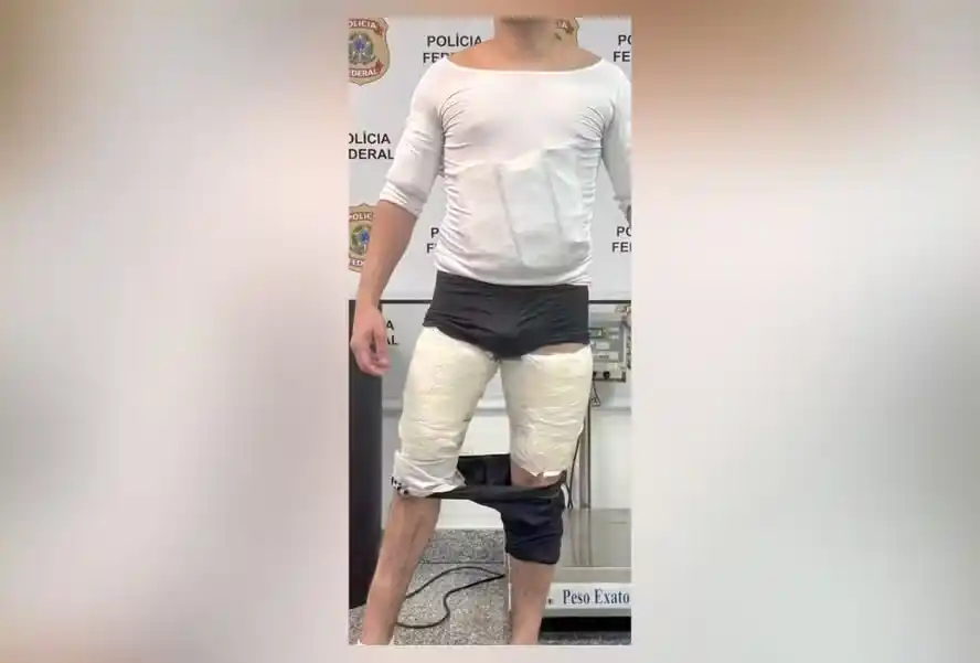 Image from Jornal Extra: *Homem é preso quando tentava embarcar com dois quilos de cocaína no c...