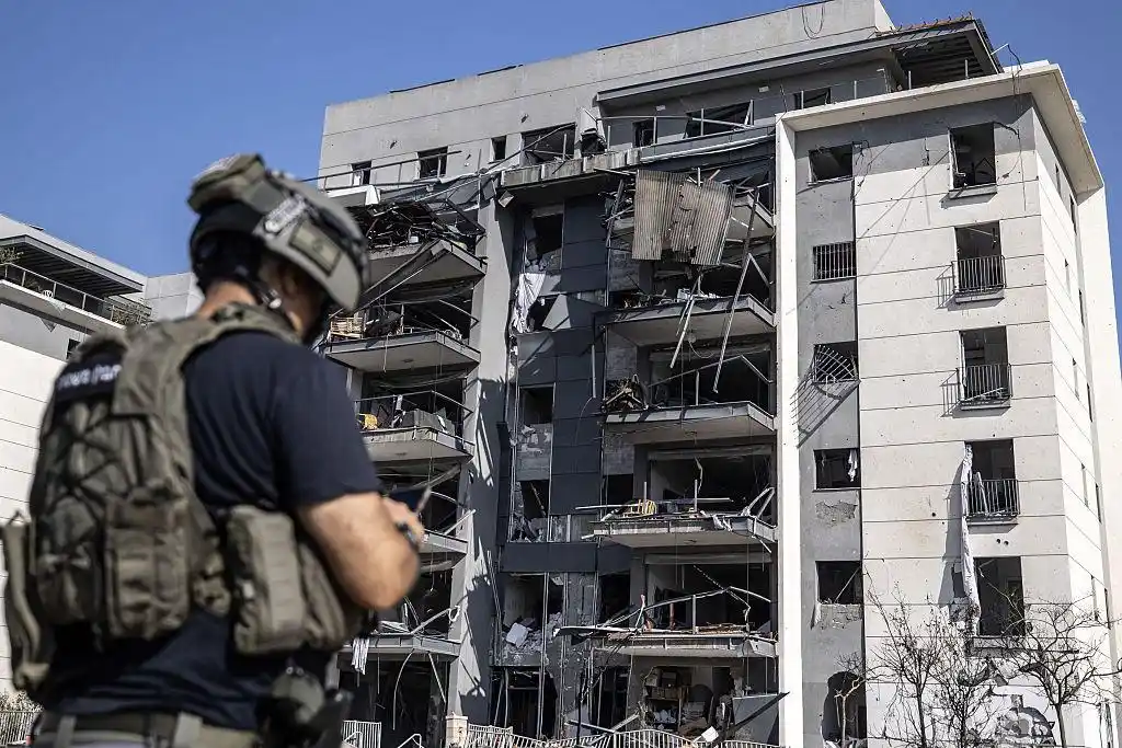 Image from Jewish Breaking News : *Iranian ballistic missile damages Beer Sheva tech park housing Micros...