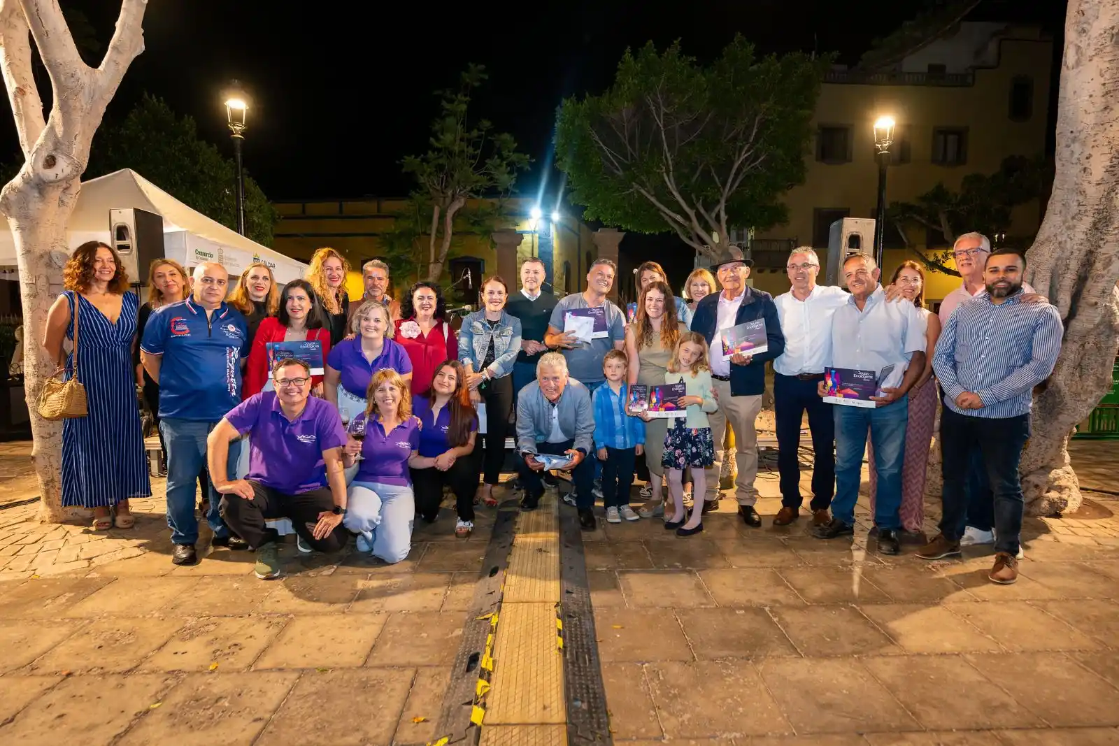Image from Ayuntamiento de Gáldar: 🍷🍇🎙🎻  La Plaza de Santiago de Gáldar volvió a vestirse de gala est...