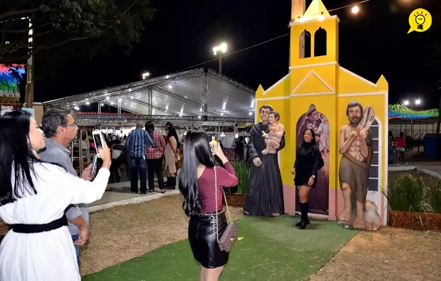 Image from Se Liga Barreiras - Notícias do Oeste Baiano: *VILA DE SÃO JOÃO ENCANTA VISITANTES NO ARRAIÁ DA CAPITAL DO OESTE* _U...