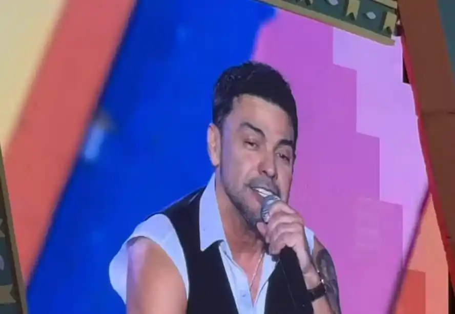 Image from Jornal Extra: *Zezé Di Camargo desafina no palco e proíbe imprensa de filmar show; v...