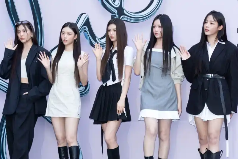 Image from Billboard Brasil - KPOP: Acabou a disputa! Justiça exige que *NewJeans* honre contrato exclusiv...