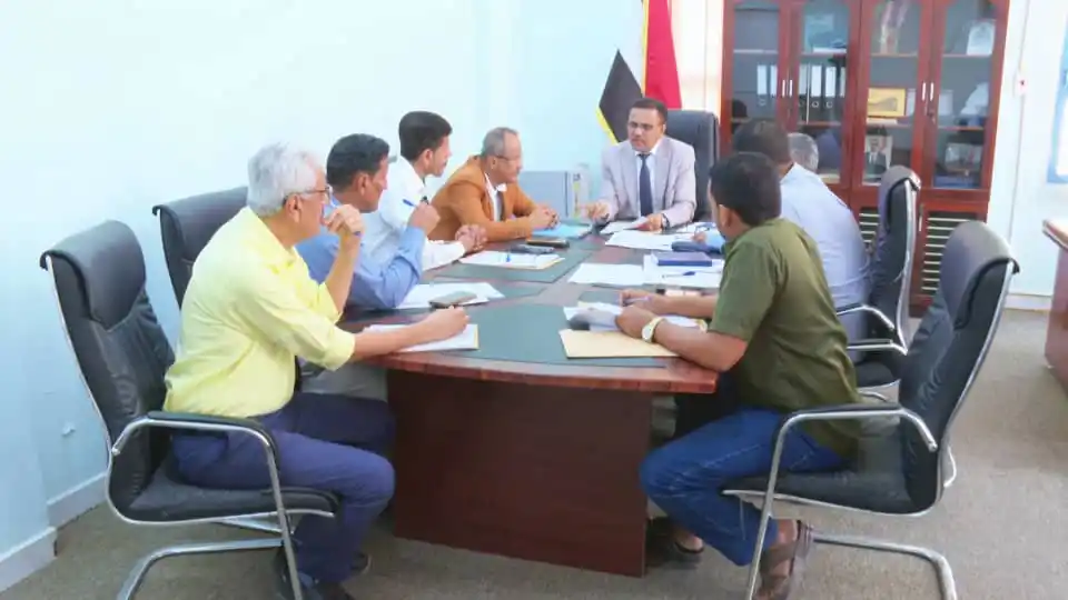 Image from قناة الكحلي الإعلامية: أمين عام محلي حضرموت يترأس اجتماعاً للجنة المناقصات بالمحافظة ويقر ترس...