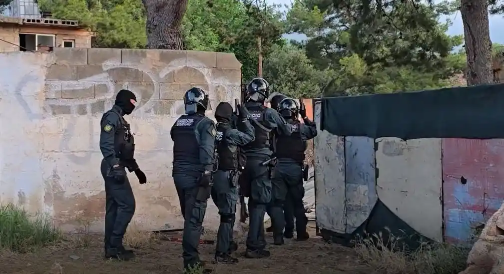 Image from El Periódico Mediterráneo: 🔴 Detienen a los presuntos *autores de la muerte del sintecho* en Ben...