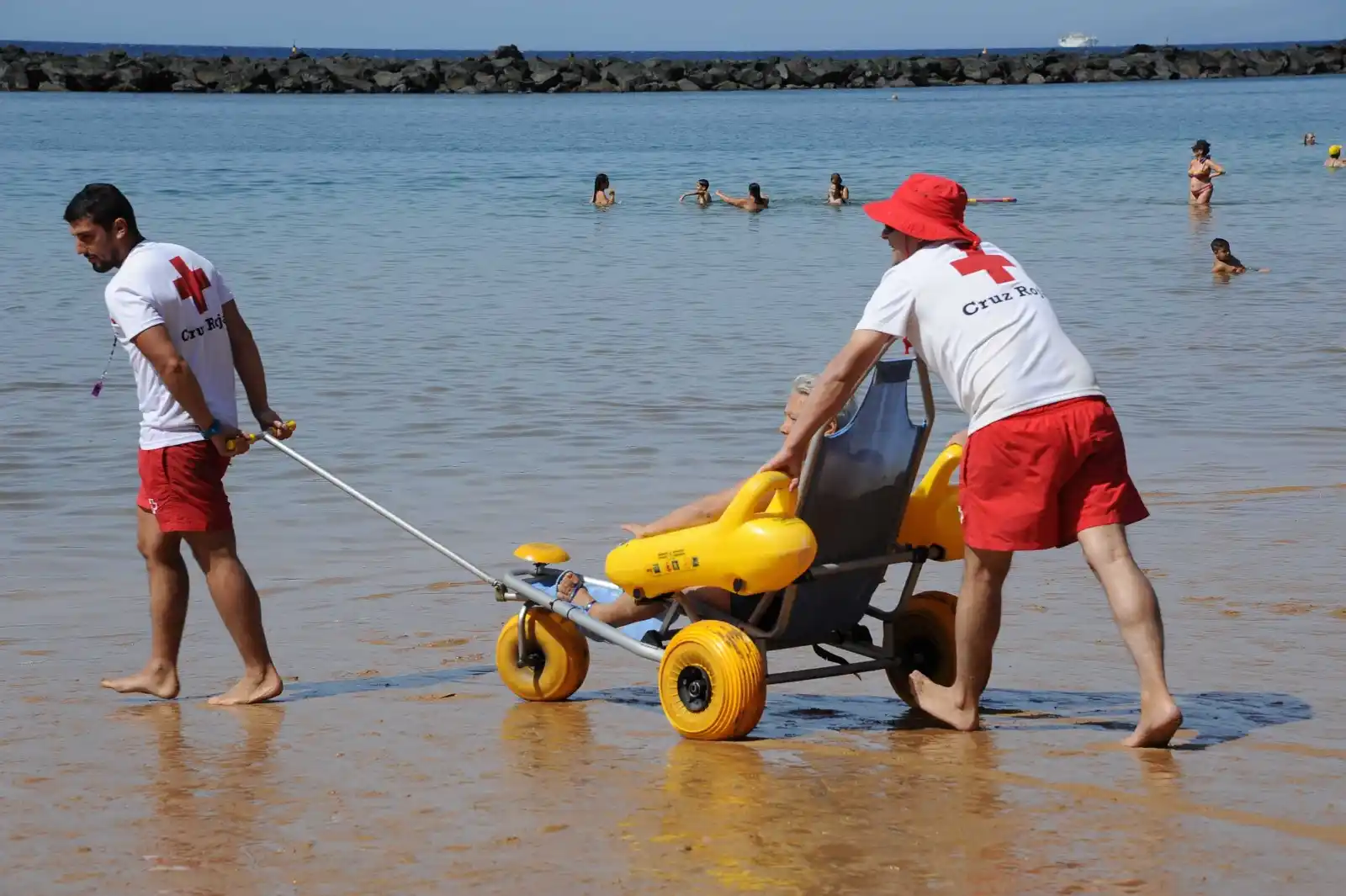 Image from Hondarribiko Udala: *🌊 FORU ALDUNDIAK BAINU EGOKITUAREN ZERBITZUA JARRI DU HONDARTZAN 🏖️...