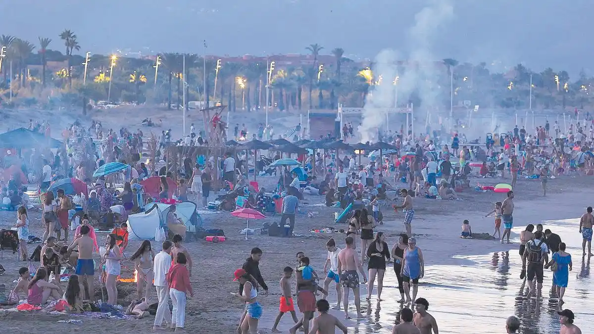 Image from El Periódico Mediterráneo: 🔥 *Fuego, pirotecnia, música y gastronomía* centran la Nit de Sant Jo...