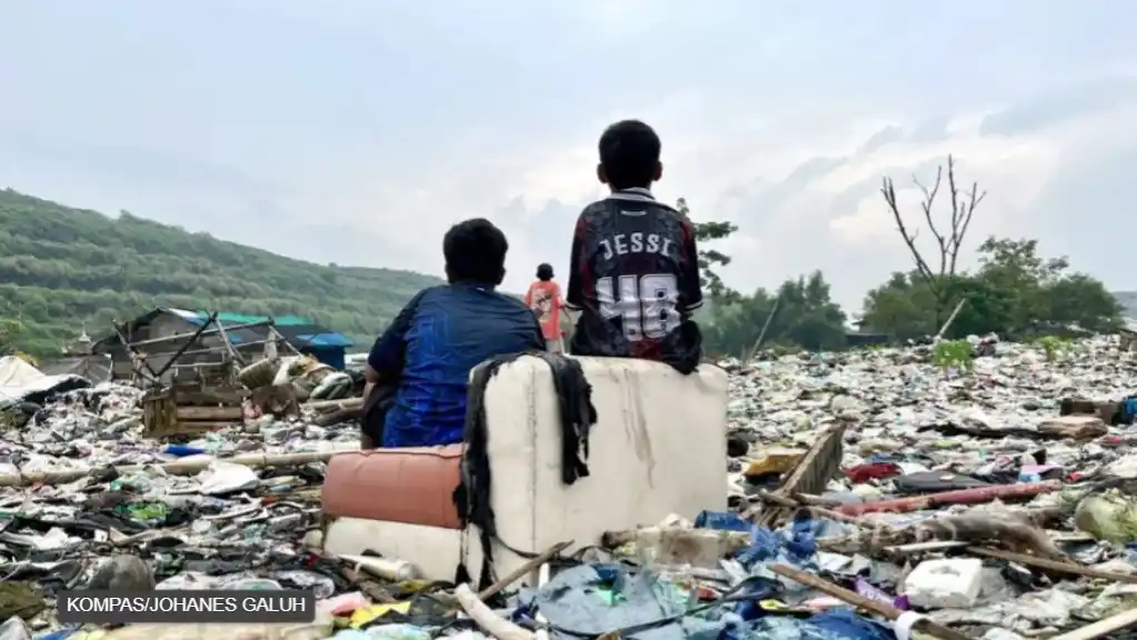 Image from Harian Kompas (Kompas.id): *INVESTIGASI* | Ada Hubungan Terlarang di Balik Bisnis Sampah Warga B...