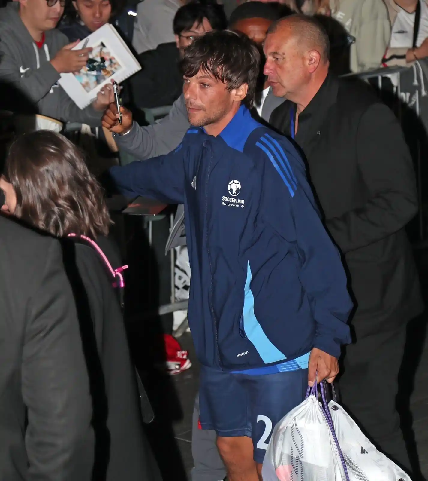 Image from Diario de una Fan🗞️: Louis llegando a su hotel después de asistir al afterparty de Soccer A...
