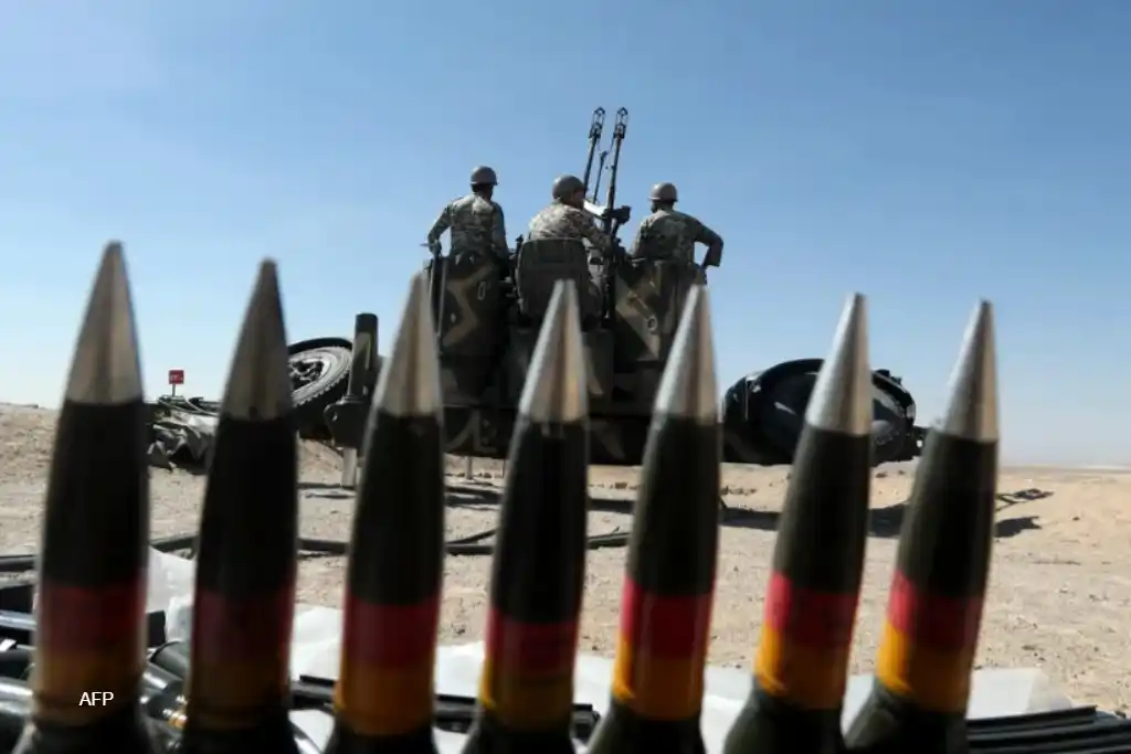 Image from Harian Kompas (Kompas.id): *Mengenal Pasukan IRGC, Penjaga Revolusi Islam Iran* Di balik seragam...