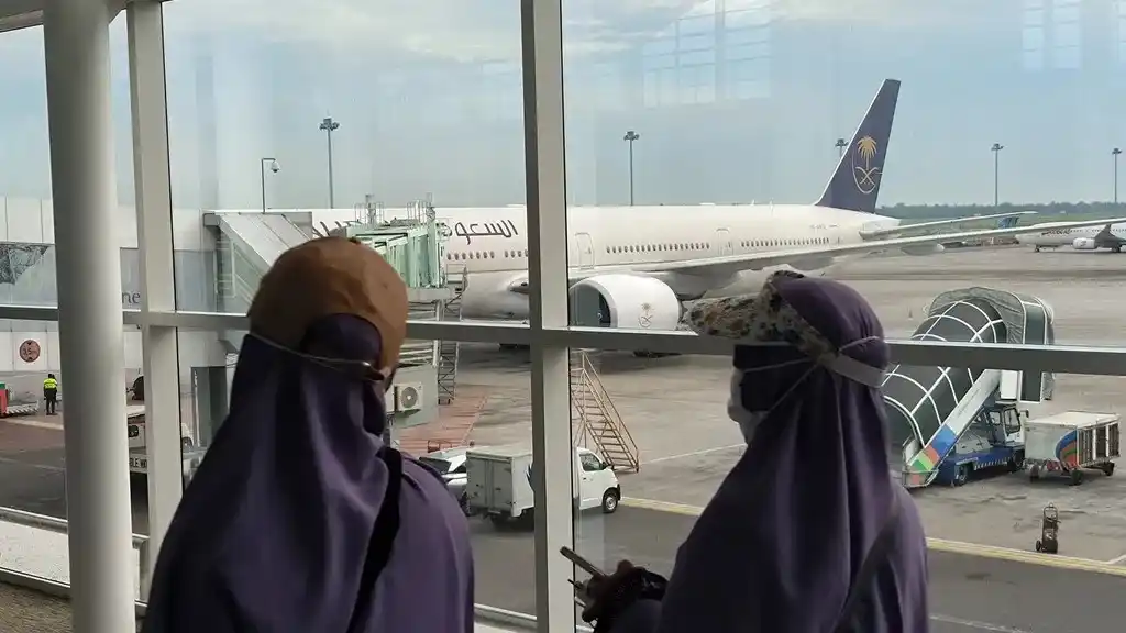 Image from Harian Kompas (Kompas.id): *Pesawat Saudia Dinyatakan Aman, Jemaah Haji Kembali Diterbangkan ke J...